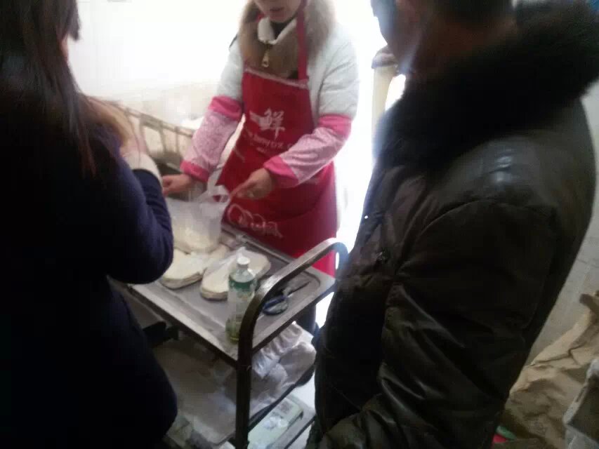 工作人員給客戶介紹一品鮮燴面機(jī)生產(chǎn)出來的面坯特點