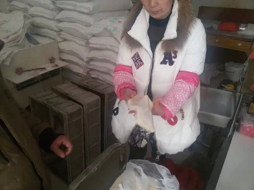 工作人員現(xiàn)場為客戶演示燴面坯的勁道程序