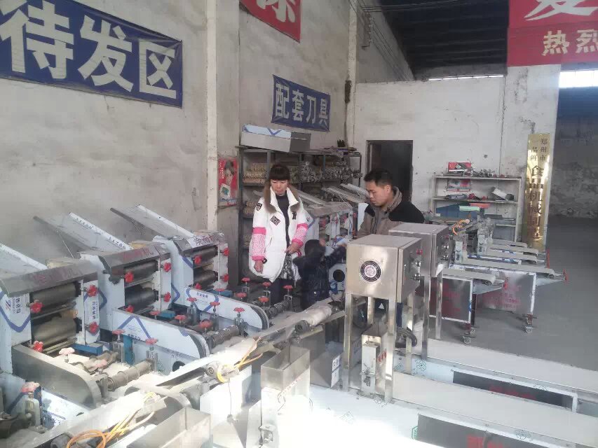 工作人員在工廠為客戶介紹設(shè)備性能