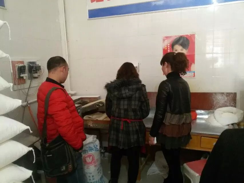 新鄉(xiāng)客戶劉先生前來考察燴面機器