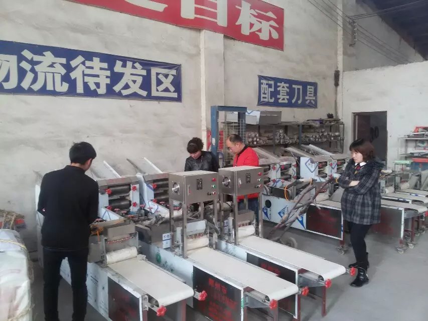 新鄉(xiāng)客戶劉先生前來考察燴面機器