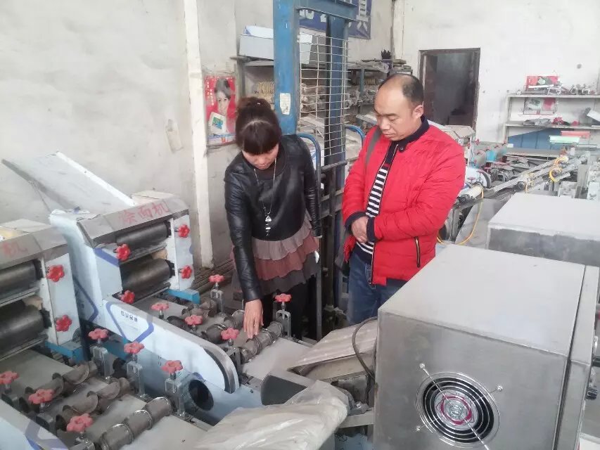 新鄉(xiāng)客戶劉先生前來考察燴面機器