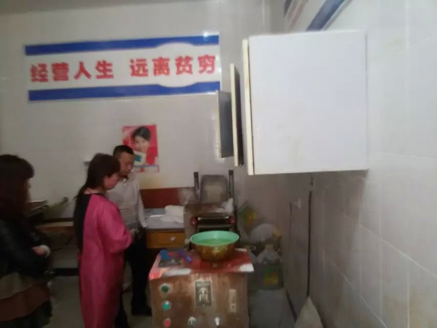 十堰陳先生前來考察一品鮮燴面機并簽訂合作協(xié)議