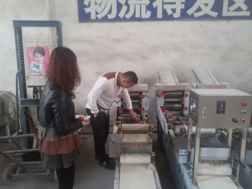 十堰陳先生前來考察一品鮮燴面機并簽訂合作協(xié)議