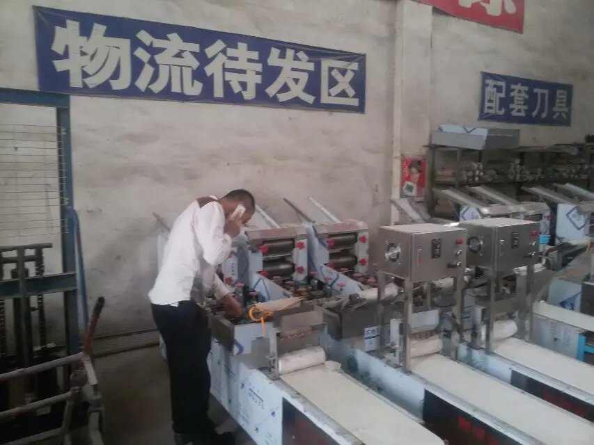 十堰陳先生前來考察一品鮮燴面機并簽訂合作協(xié)議