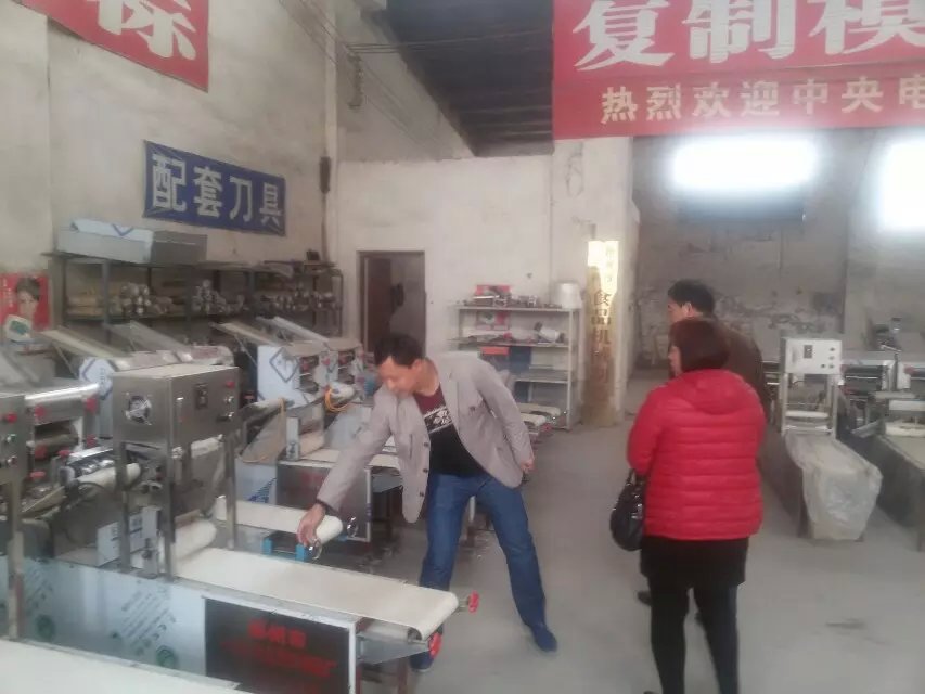 三門峽客戶一行前來(lái)考察一品鮮燴面機(jī)