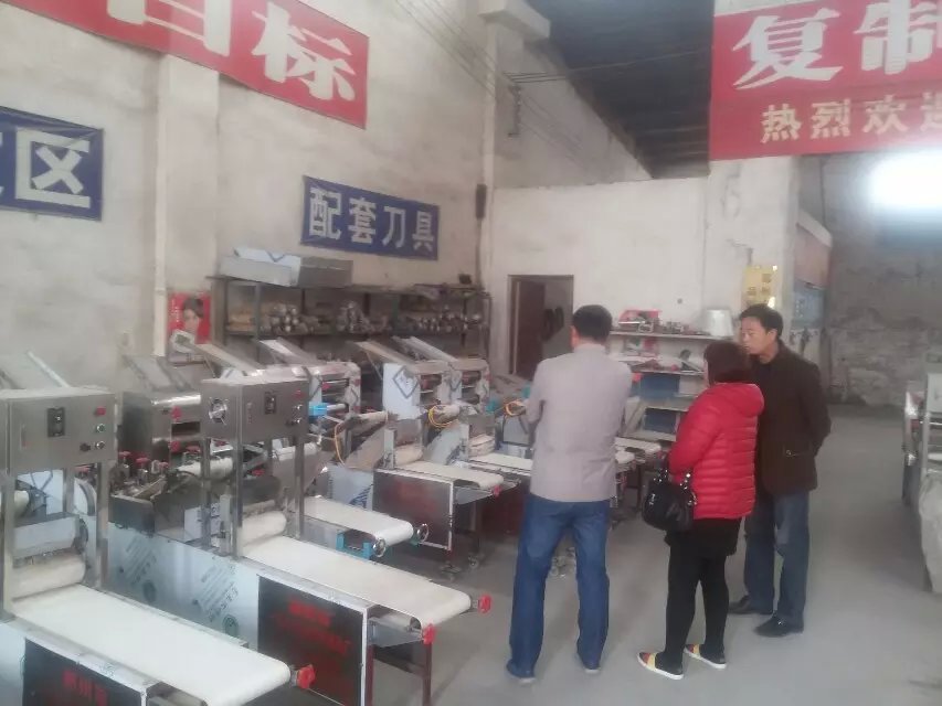 三門峽客戶一行前來(lái)考察一品鮮燴面機(jī)