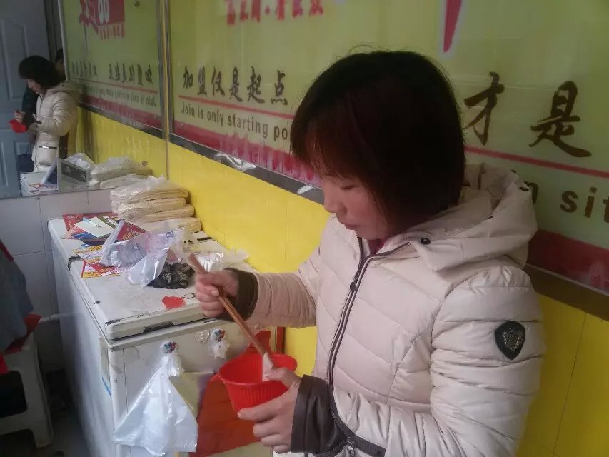 周口客戶和阜陽客戶前來考察燴面機設備