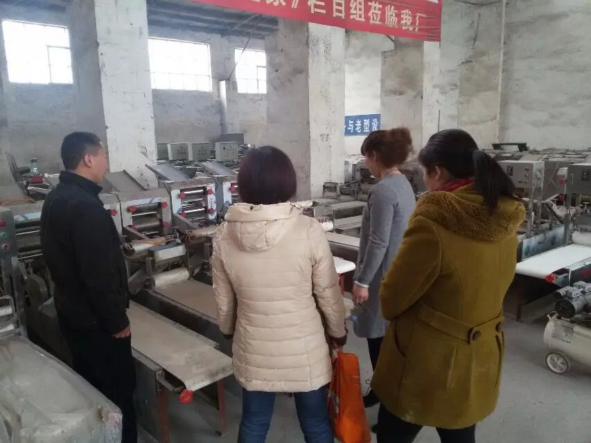 周口客戶和阜陽客戶前來考察燴面機設備