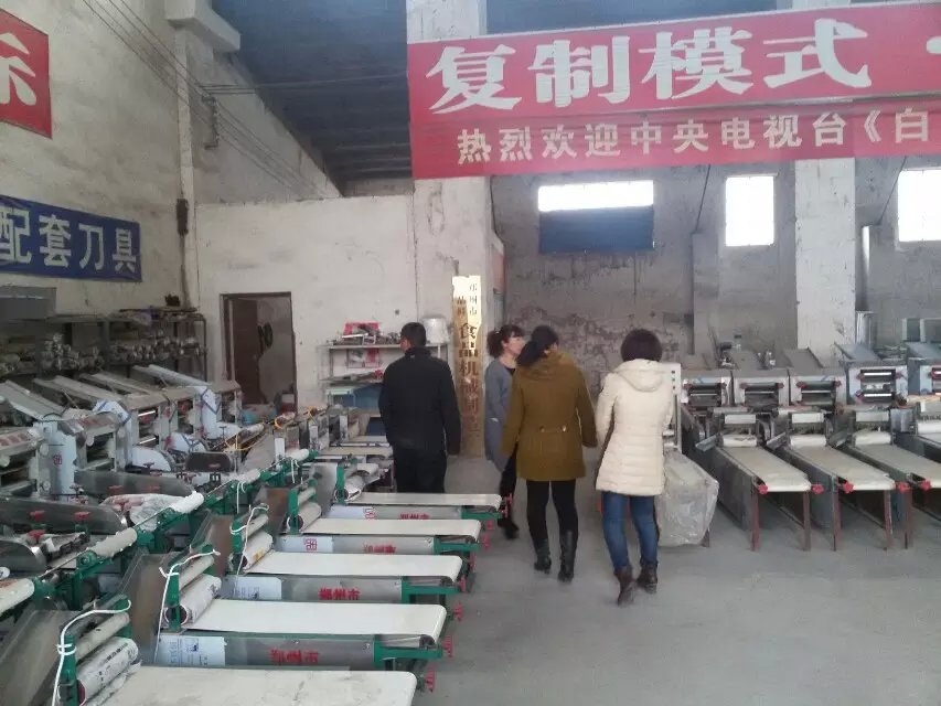 周口客戶和阜陽客戶前來考察燴面機設備