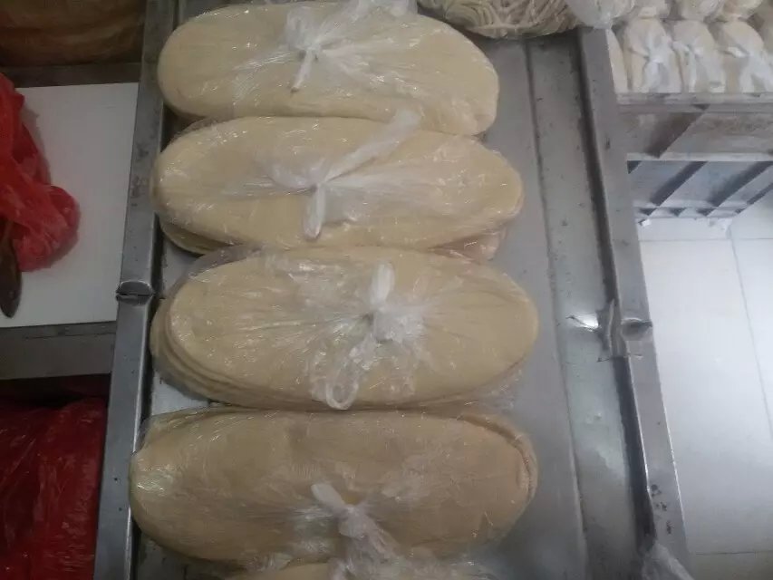 周口客戶和阜陽客戶前來考察燴面機設備