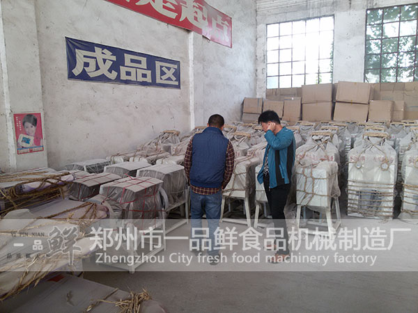 王總給客戶介紹一品鮮和面機(jī)的優(yōu)勢(shì)