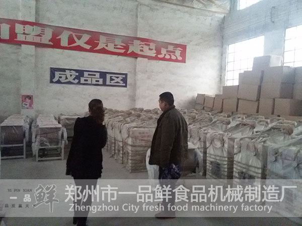 工作人員給客戶講解一品鮮設備的質保詳情