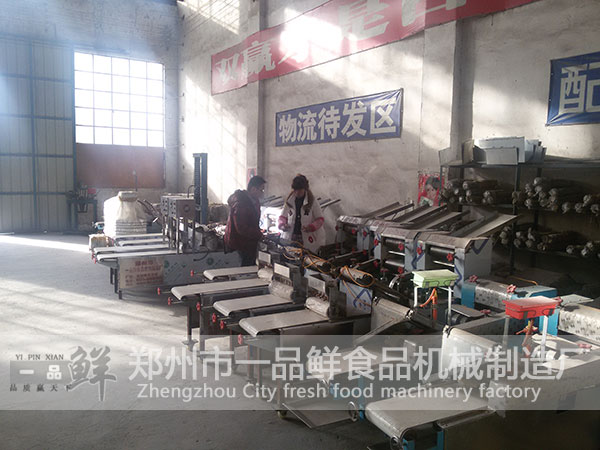 工作人員給商丘客戶介紹雙輥雙刀燴面機(jī)