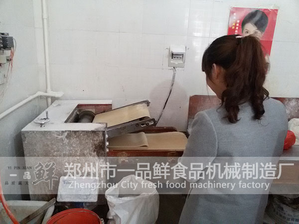 給客戶演示揉壓機(jī)的揉面過(guò)程