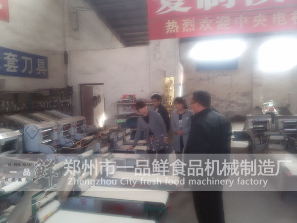 給客戶介紹不同型號(hào)的燴面機(jī)的各自特點(diǎn)和價(jià)格