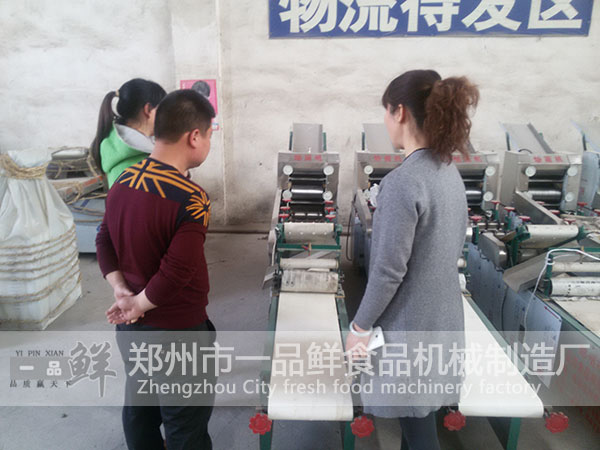 講解雙輥三刀燴面機(jī)的優(yōu)勢(shì)