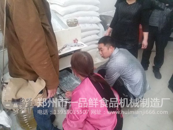 演示多功能成型機的出面過程