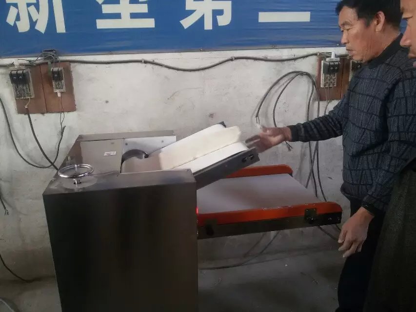 工作人員正在壓面