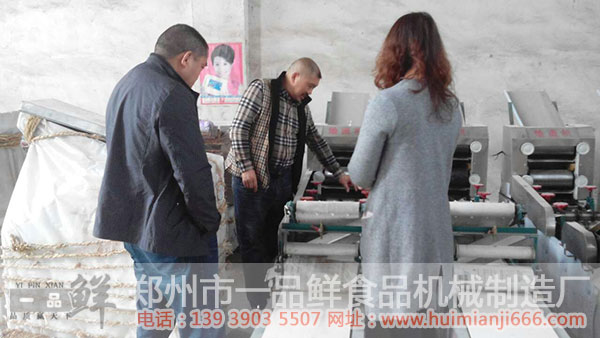 陳先生給工作人員說(shuō)定制刀具的特征