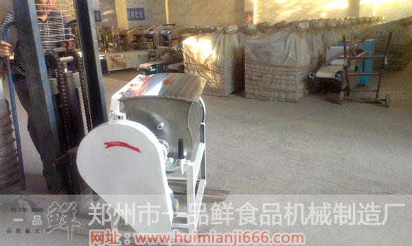 叉車正在將和面機裝載到貨車中