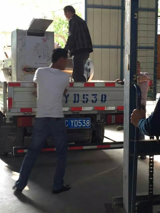 全自動(dòng)揉壓機(jī)裝車