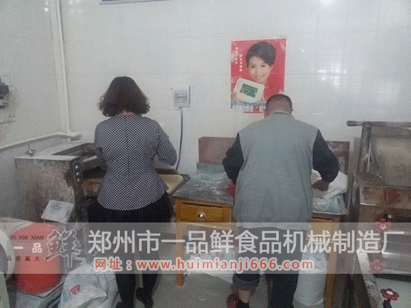 客戶親自將生產(chǎn)后的拉條進(jìn)行拉長拉細(xì)操作