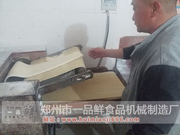 客戶親自在揉壓機(jī)上進(jìn)行揉壓操作