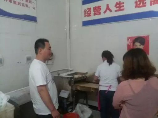 工作人員正在現(xiàn)場(chǎng)生產(chǎn)燴面坯