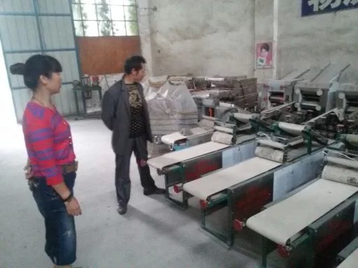 工作人員給客戶介紹不同型號(hào)燴面機(jī)的區(qū)別