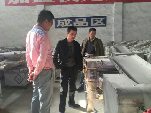 工作人員給客戶介紹適合批發(fā)用的燴面機(jī)