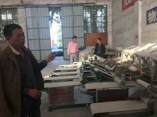 客戶詳細(xì)的咨詢燴面機(jī)各項(xiàng)細(xì)節(jié)