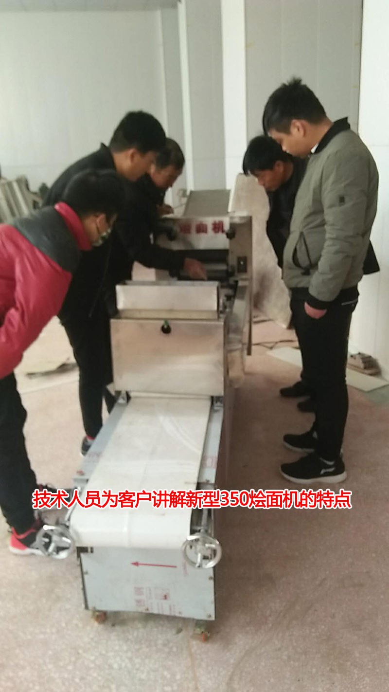 技術(shù)人員為客戶介紹350型燴面機(jī)