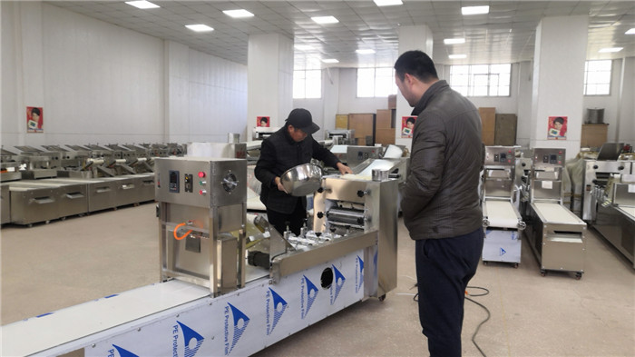 燴面片正在生產(chǎn)中