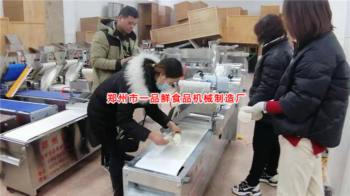 飯店?duì)Z面機(jī)正在生產(chǎn)燴面片