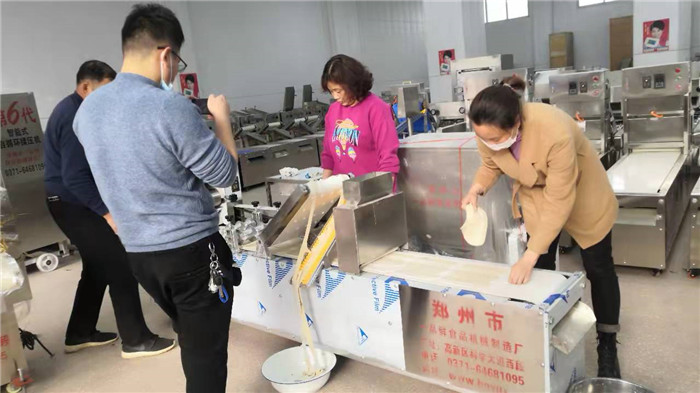 雙輥三刀燴面機試機中